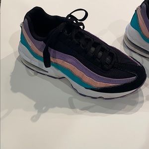 👟Nike air great condition👟  6y= 7.5 women’s